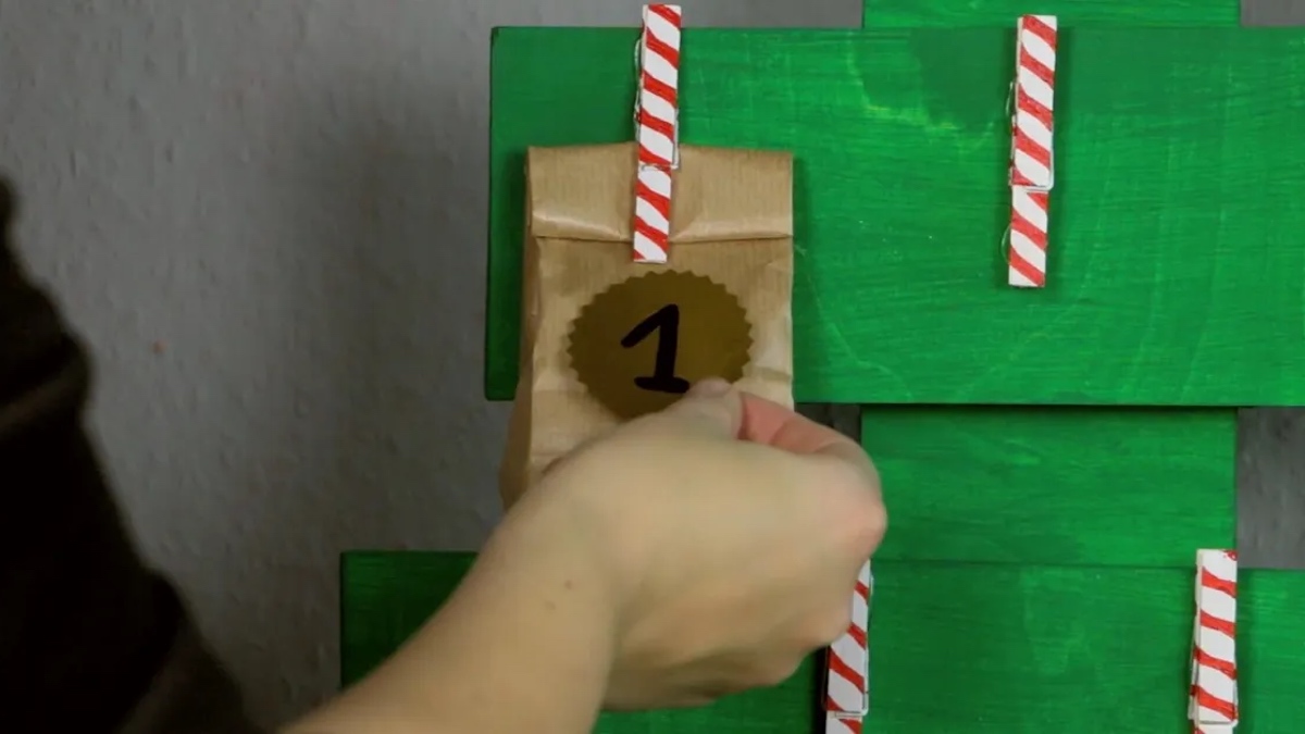 Adventskalender aus Wäscheklammern und Holz basteln.