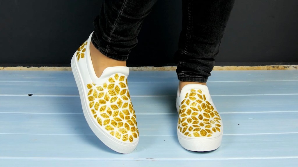 Weiße Vans-Schuhe mit goldenem Glitzer in Blumenoptik.