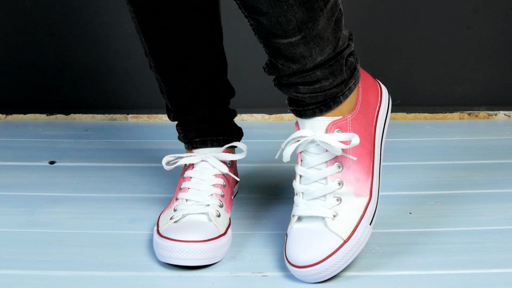 Chucks-Schuhe im roten Ombre-Look gefärbt.