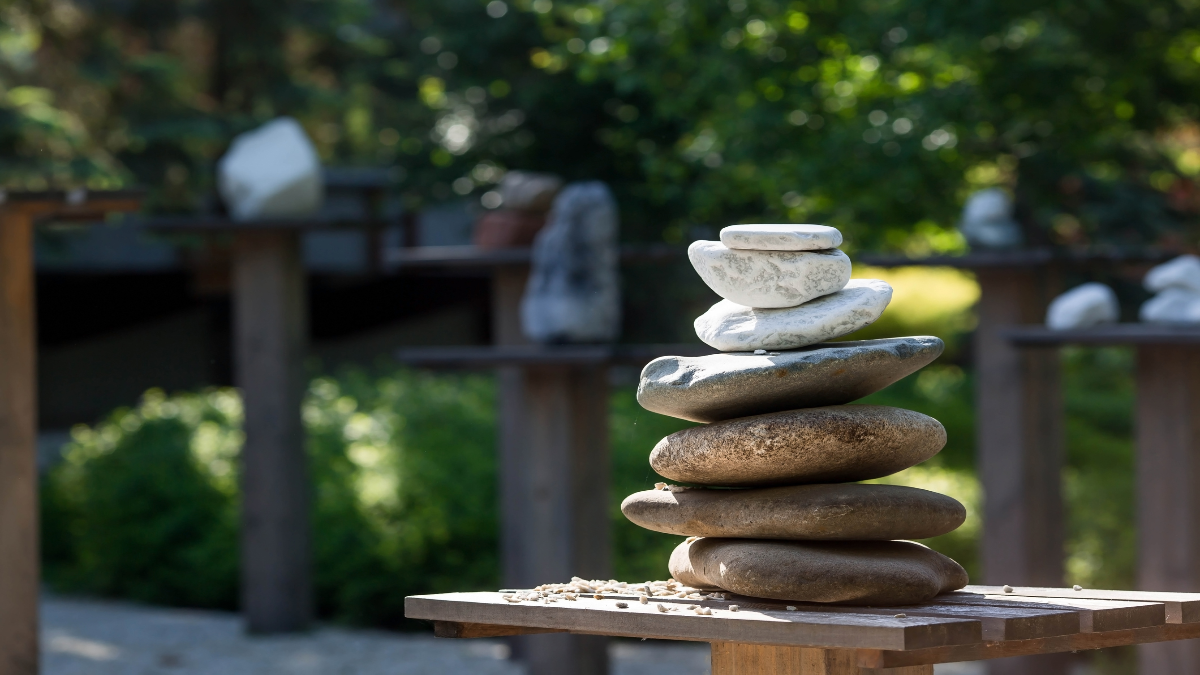 Eine Steinskulptur in einem Garten