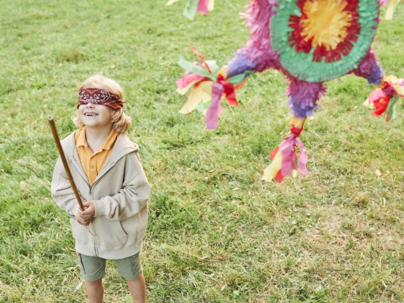 Junge freut sich über eine Pinata