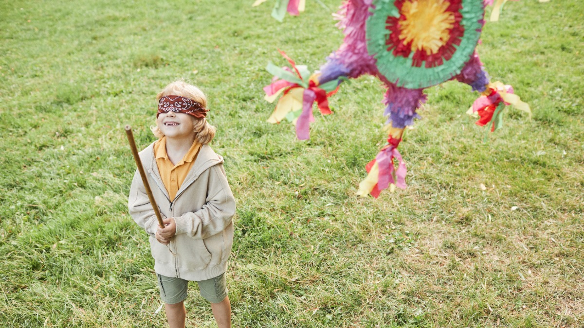 Junge freut sich über eine Pinata