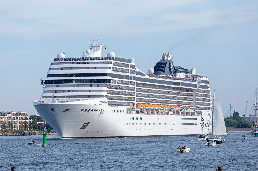 Kreuzfahrtschiff im Wasser.