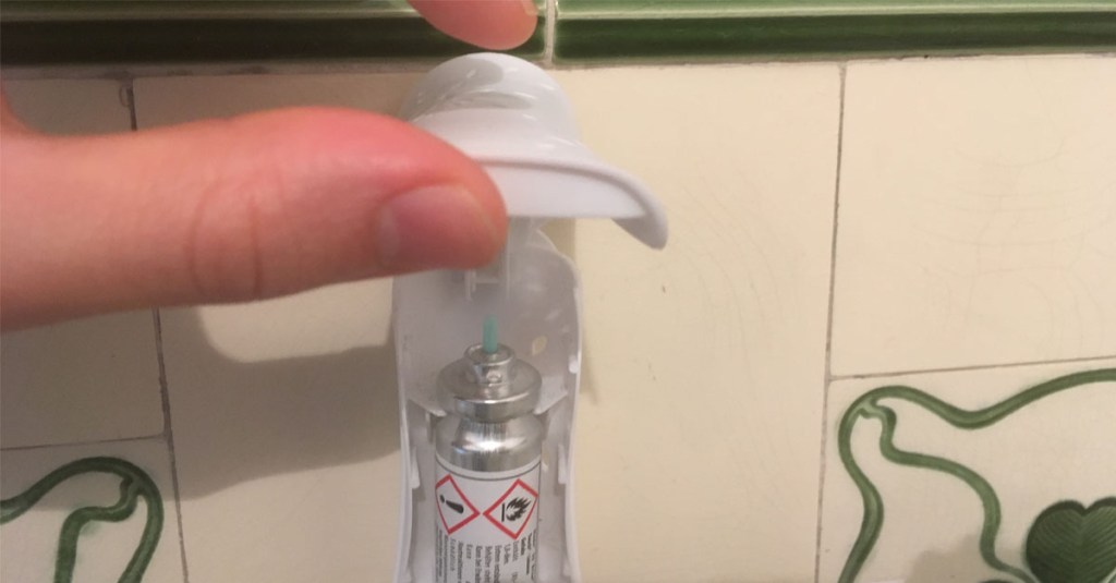 ein Lufterfrischer hängt an einer Wand