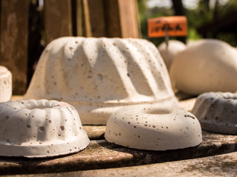 Beton-Deko für den Garten, in Kuchen-Formen gemacht.