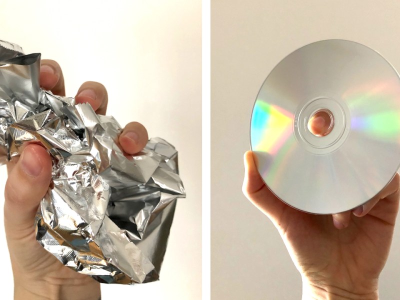 Splitbild: eine Hand hält verknüllte Alufolie, die andere eine CD