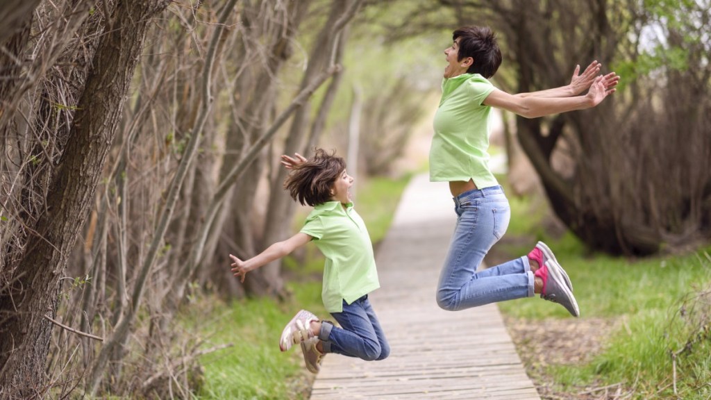 Mutter und Tochter springen gemeinsam 