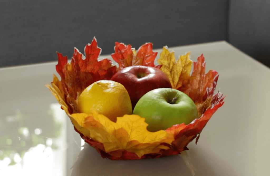 selbstgemachte Deko aus Herbstlaub