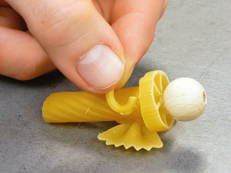 Weihnachtsdeko basteln aus Nudeln | Weihnachtsdeko aus Pasta
