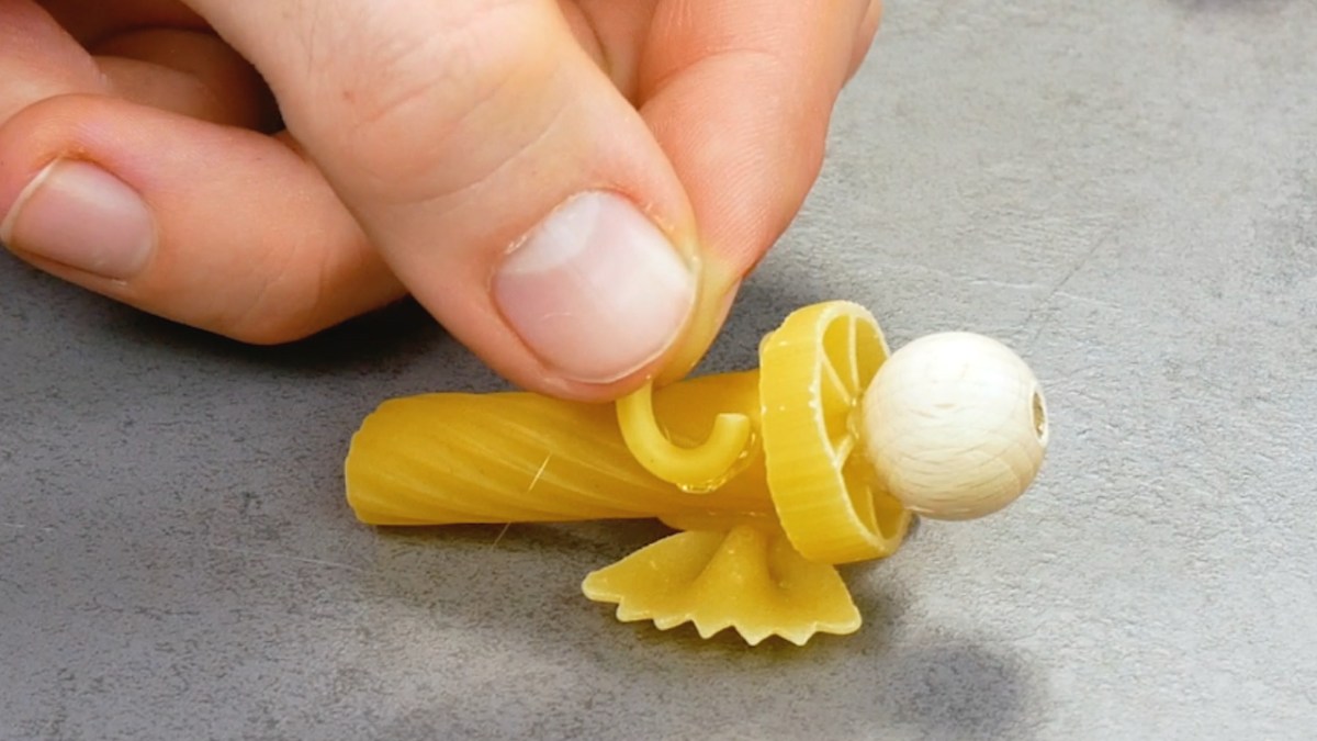 Weihnachtsdeko basteln aus Nudeln | Weihnachtsdeko aus Pasta
