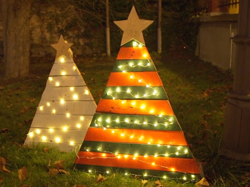 Weihnachtsbäume aus Holz mit Licht.