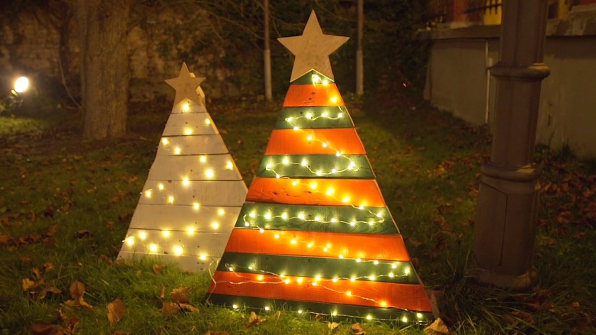 Weihnachtsbäume aus Holz mit Licht.