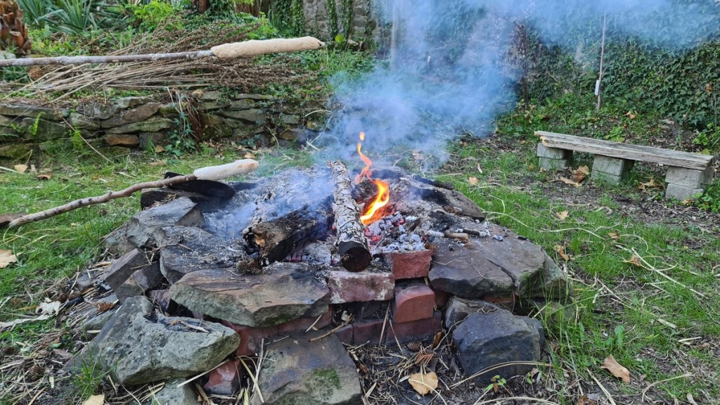 Feuerstelle in einem Garten.