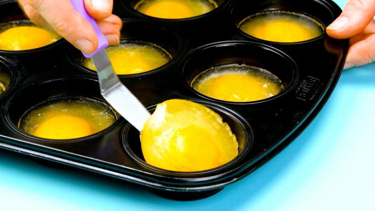 Eingefrorene Eier in einem Muffinblech
