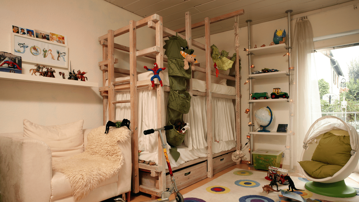 Ein unaufgerÃ¤umtes Kinderzimmer mit einem Hochbett.