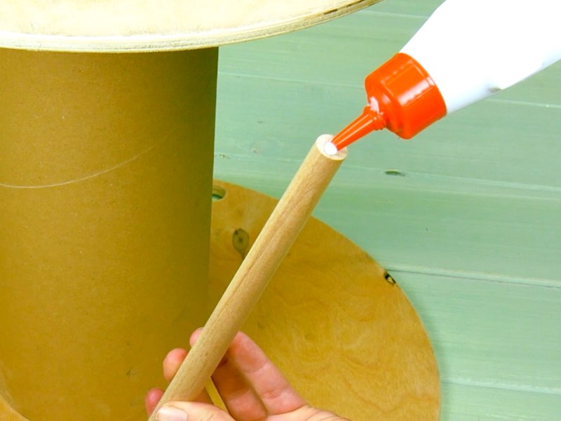 Holzstäbe werden an Kabelspule geklebt
