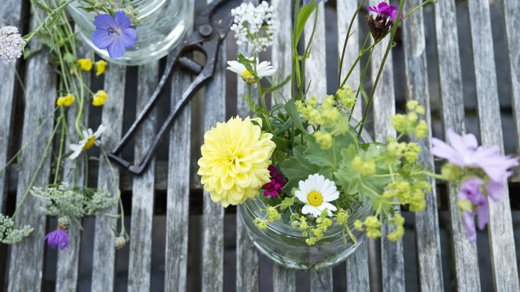 Blumendekoration im Glas