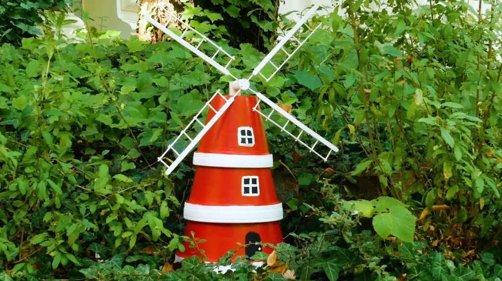 Windmühle aus Blumentöpfen für den Garten.