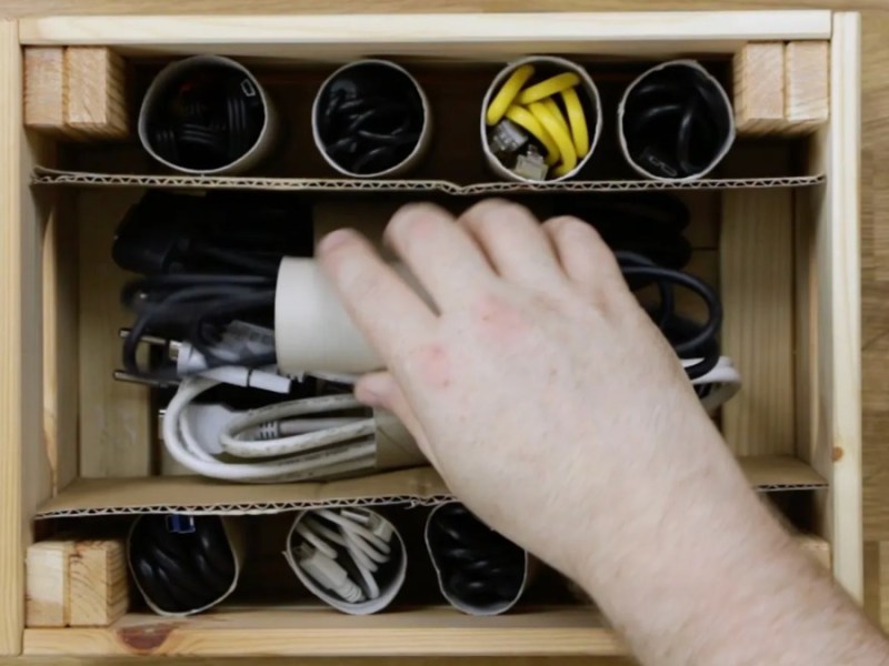 Kabel sortieren mithilfe von Toilettenpapierrollen