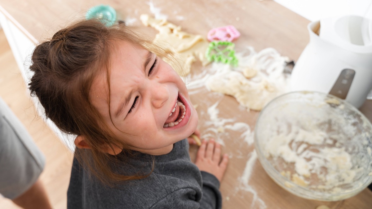 Kleines MÃ¤dchen hat Wutanfall in der KÃ¼che