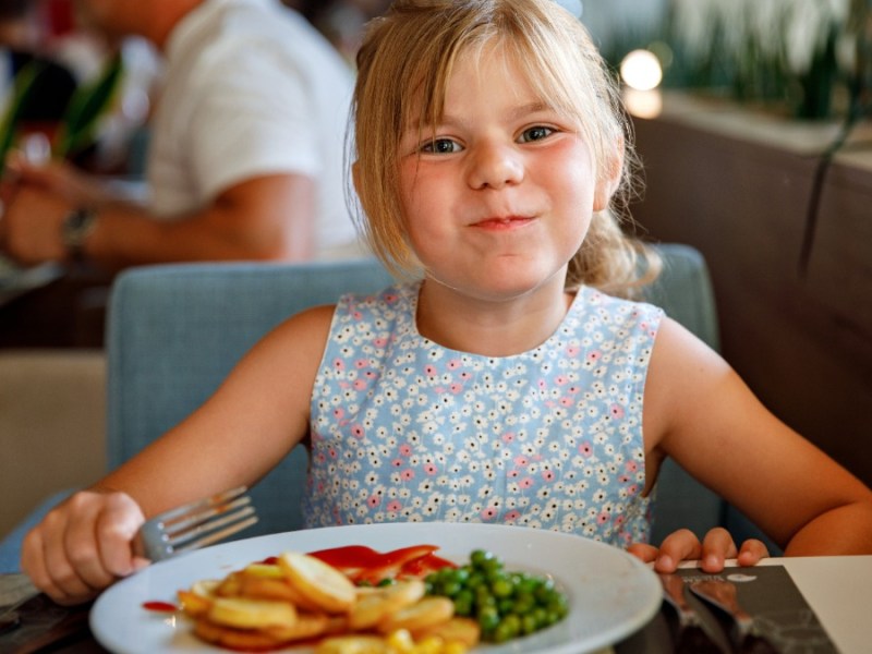 kleines Mädchen freut sich über einen Besuch im Restaurant