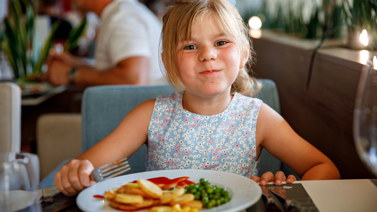 kleines Mädchen freut sich über einen Besuch im Restaurant