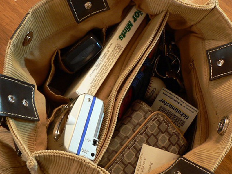 8 Dinge, die für den Notfall in jede Handtasche gehören