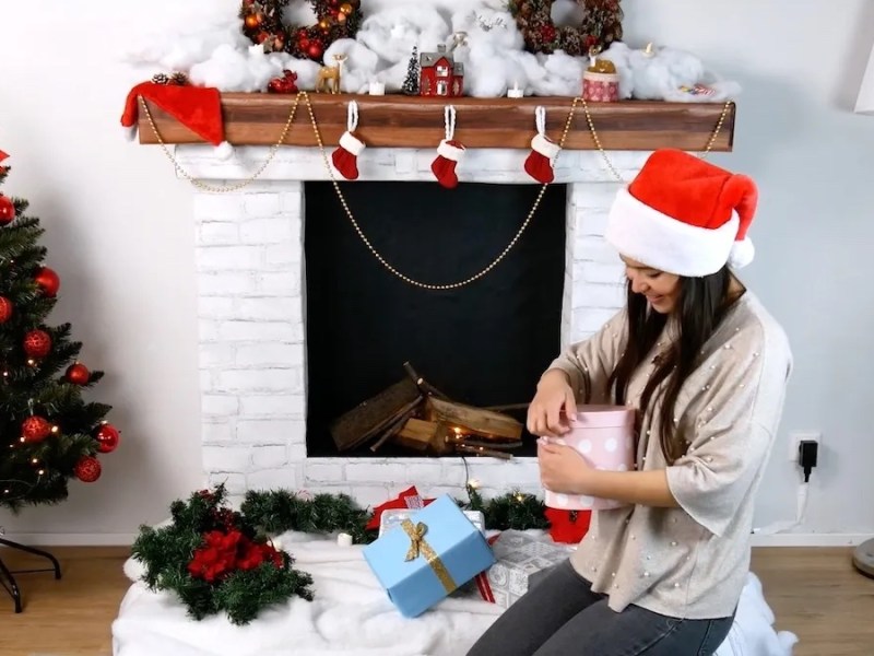 Weihnachtliche Szene vor einem Kamin.