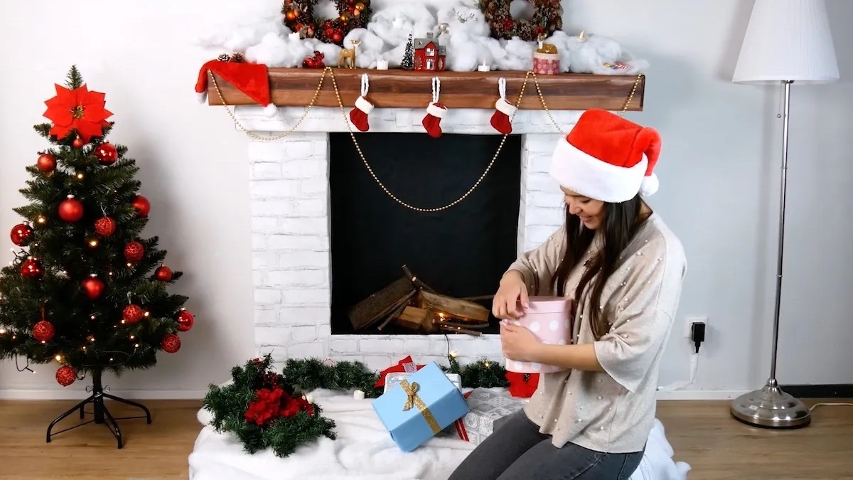 Weihnachtliche Szene vor einem Kamin.