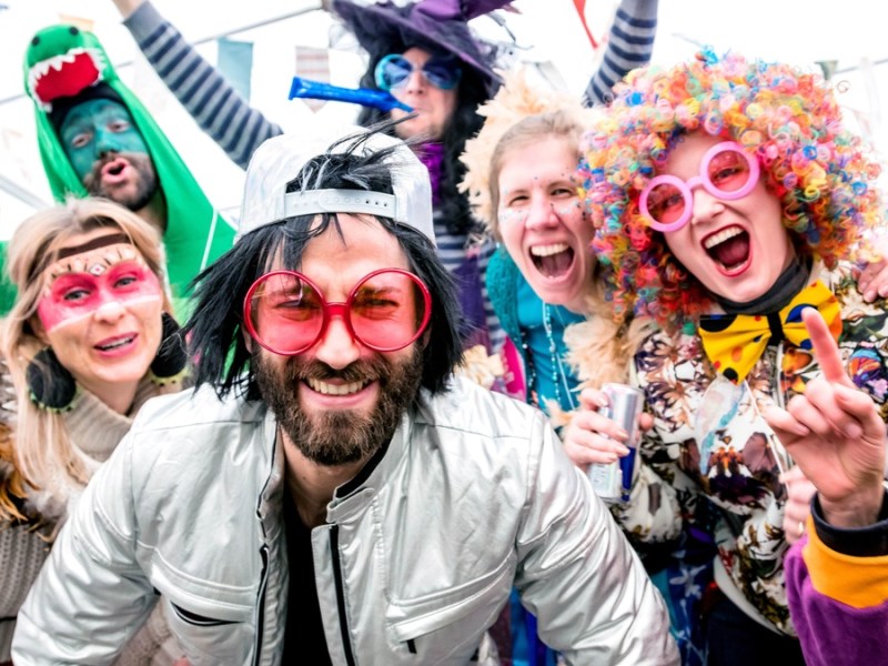 Menschen feiern Karneval