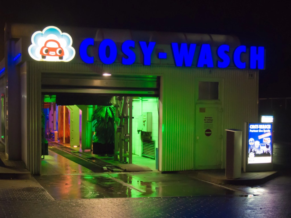 Auto nach Blutregen in der Waschanlage waschen.