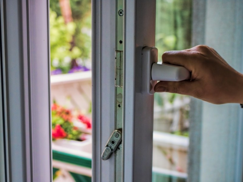 ein Fenster wird zum Lüften geöffnet