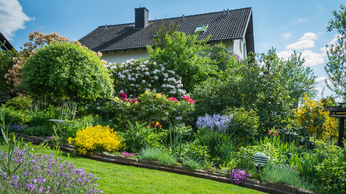 Ein Haus mit Garten in Hanglage.