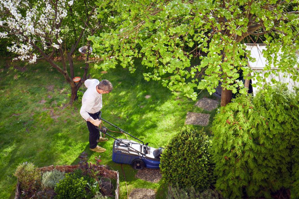 Rasenmähen im Garten.