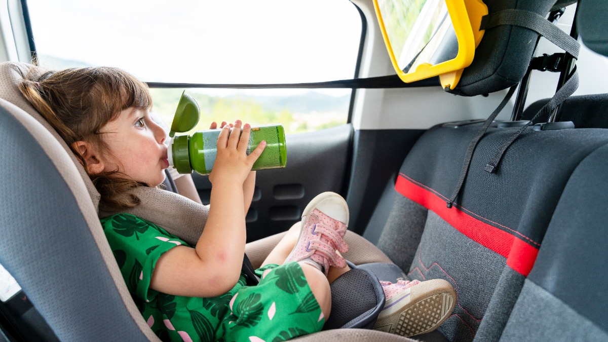 nützliche Produkte Kinder: Mädchen sitzt im Auto, über ihrem Sitz ist ein Spiegel befestigt