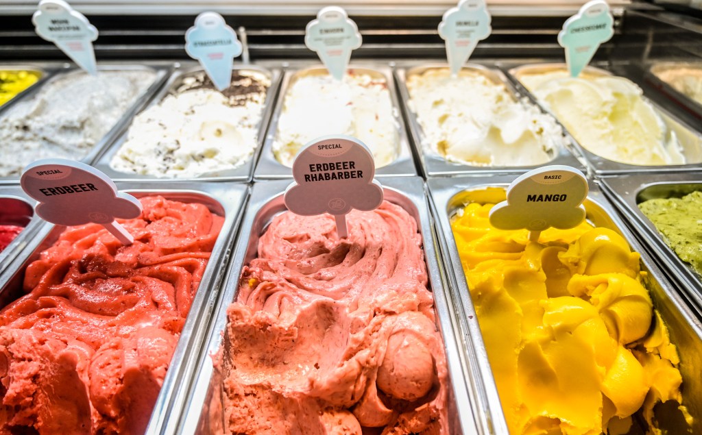 Verschiedene Eissorten in einer Vitrine.