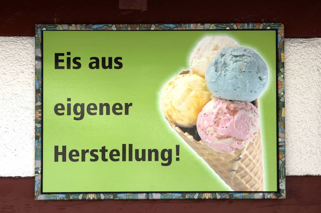 Ein Schild mit der Aufschrift: „Eis aus eigener Herstellung.“