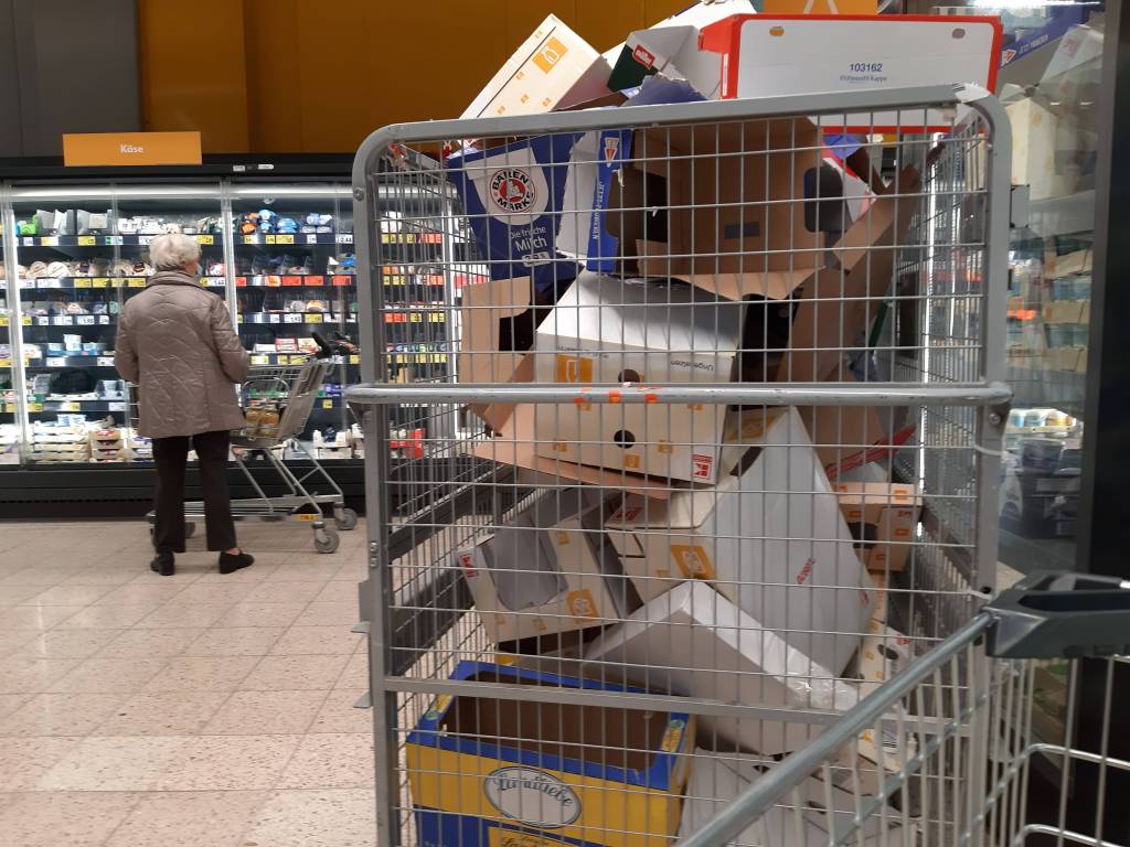 Unzählige leere Kartons auf einem Wagen im Supermarkt.