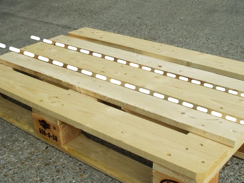 Ein platzsparendes Schuhregal aus Paletten kann man mit wenigen Handgriffen selber bauen.