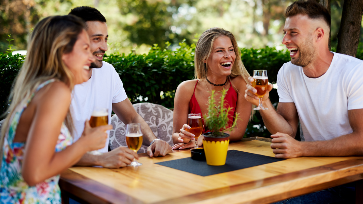 Ein paar Personen sitzen an einem Tisch und trinken kalte Getränke.