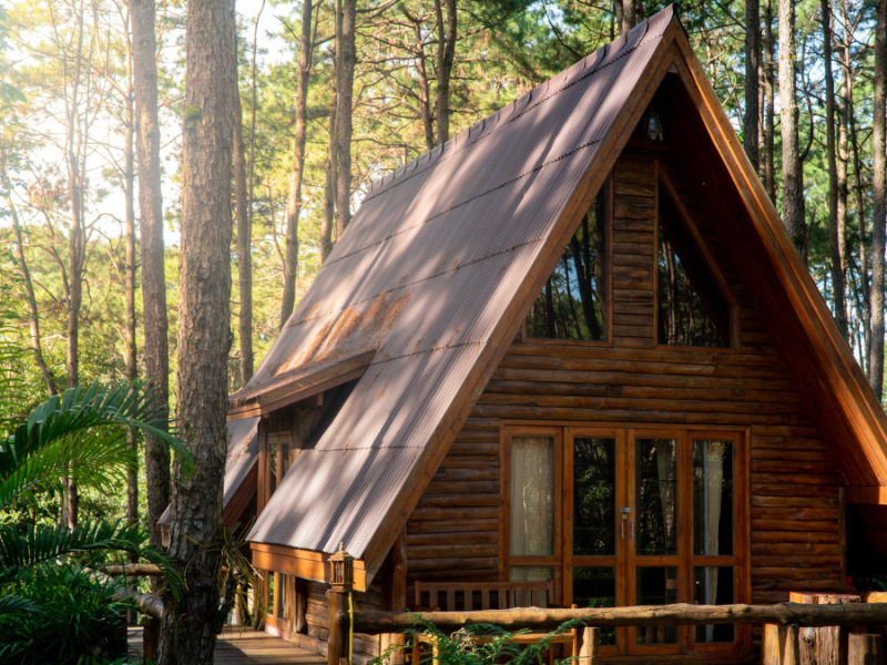 Ein Holzhaus im Wald.