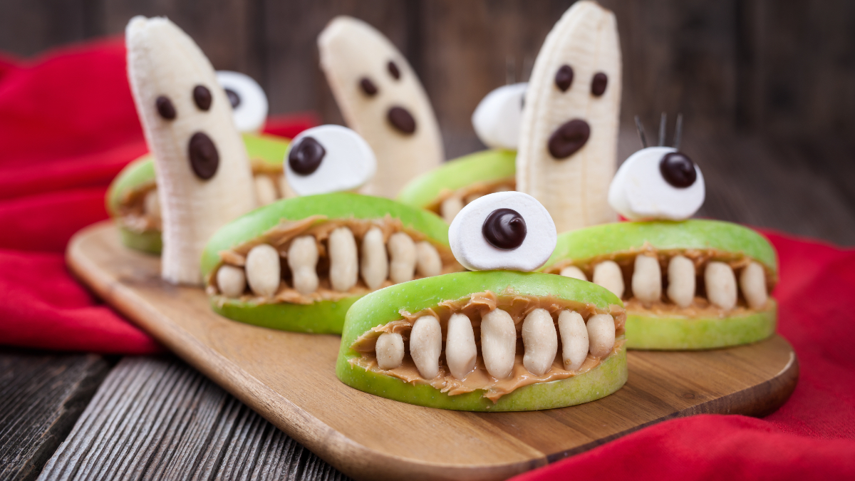 Ein Halloween-Rezept für Geister-Bananen und Monster-Äpfeln.