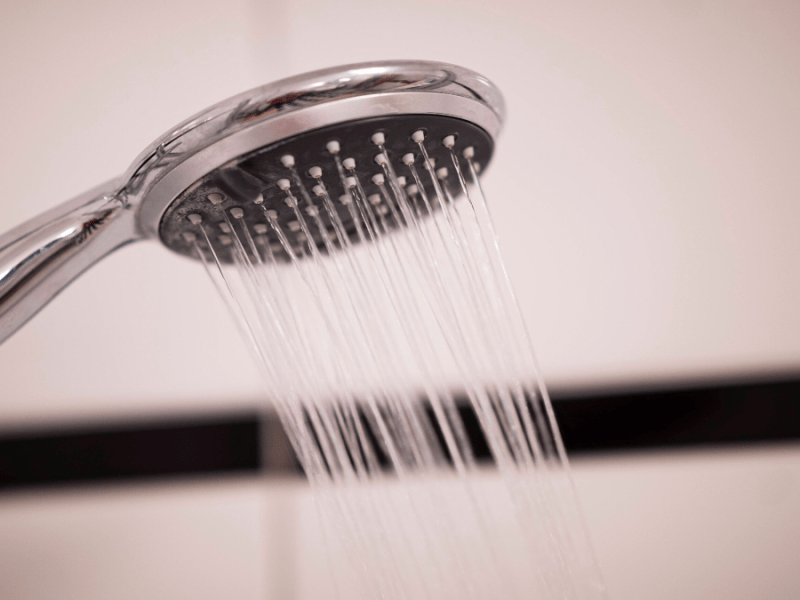 Wasser kommt aus einem Duschkopf.