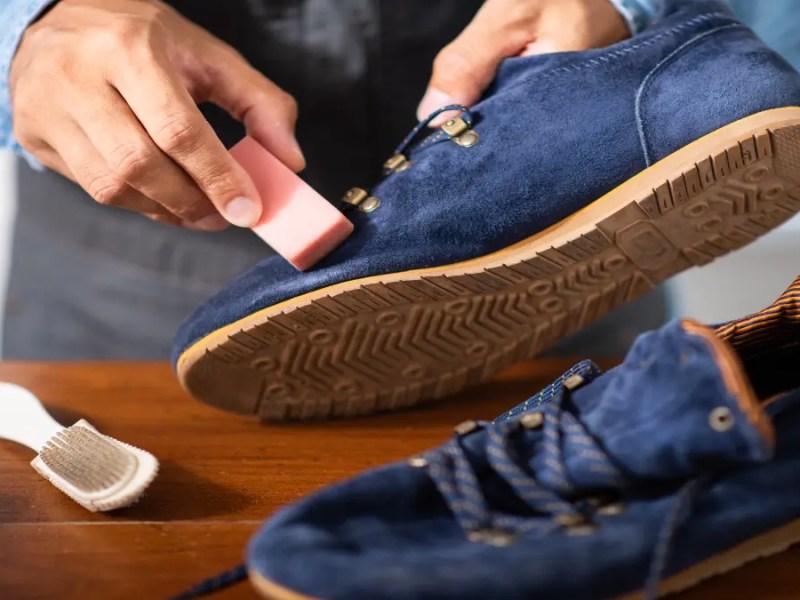 Schuhe aus Wildleder werden gereinigt.
