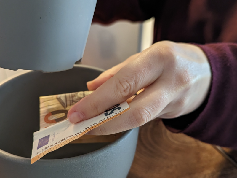 Ob das ein gutes Geldversteck ist? Ein Fünfzig-Euro-Schein wird unter eine Pflanze in den Blumentopf gesteckt