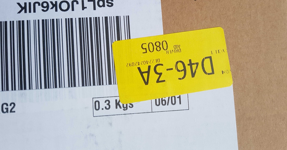 Gelber Sticker mit Zahlen auf einem Amazon Paket
