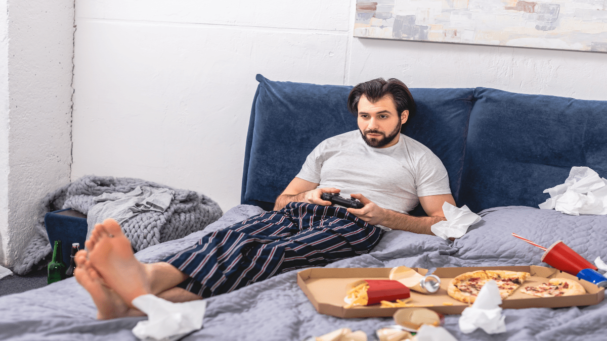 Mann liegt im dreckigen Bett