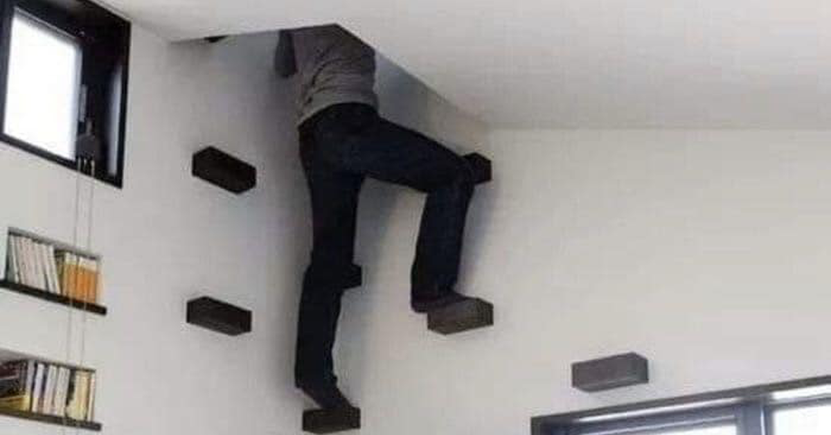 Eine Person klettert mithilfe von schwarzen Trittsteine die Wand durch hinauf, durch ein Einstieg in der Decke