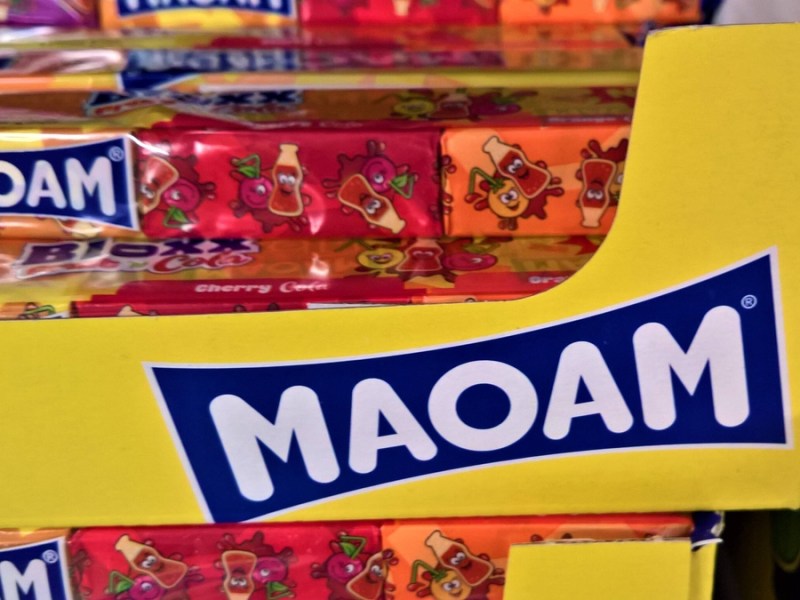 Ein Maoam-Karton mit Packungen des Kaubobins darin.