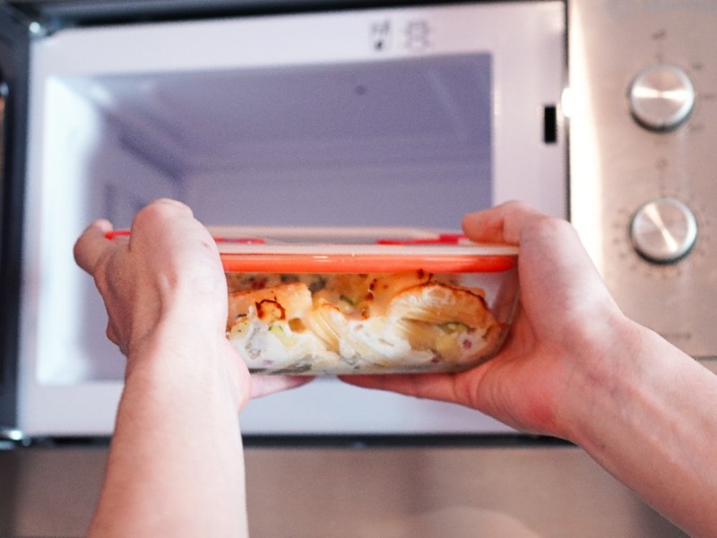 Tupperware wird in eine Mikrowelle gestellt